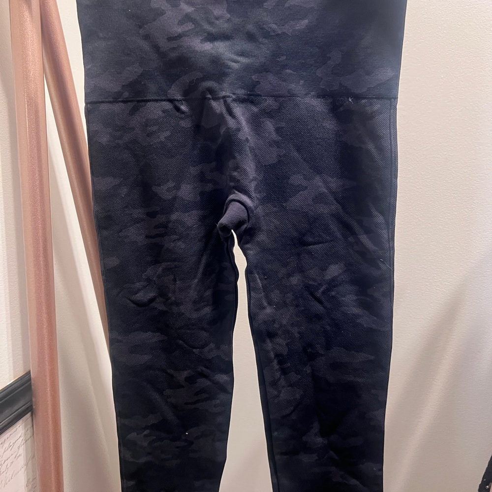 High-Waist Camo Leggings in Black/Charcoal
